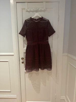 By Malina klänning  - Vinröd klassisk klänning från by Malina i storlek L. Använd sparsamt