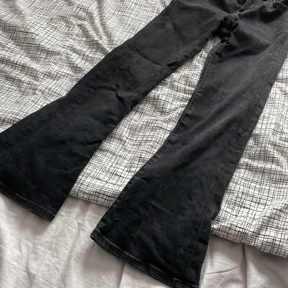 Säljer mina byxor som är försmå och kommer inte till nån användning. Jättefina svarta flare. Skriv till mig om du är intresserad😊. Jeans & Byxor.