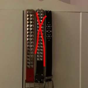 Skärp - ❗️Alla skärp för 250, ett för 99❗️intressekoll på dessa jättefina skärp som ej kommit till användning(det svarta finns kvar hittar inte originalbilden och den röda och den andra svarta ytan nitar e såld)❤️