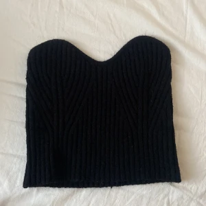 Stickad svart topp - Säljer denna söta svarta topp passar inför hösten just för att den är stickad! Kontakta mig för bilder med toppen på❣️