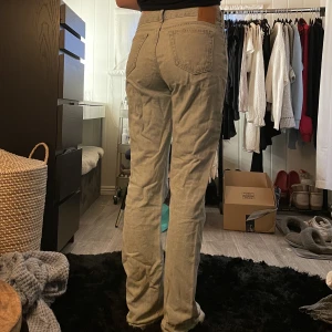 Jeans - Jag minns inte riktigt vart jeansen är ifrån för att jag har haft dem ett tag men dem är inte så jätte använda och i ny skick. Dem är låg midjade straight i storlek 32 men passar mig jätte bra som har storlek 34/36. Pris kan diskuteras