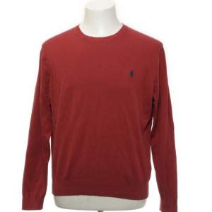 Hej, säljer denna röda Ralph Lauren tröja i storleken M (passar även S). Den är i okej skick, använd mycket ocj lite nopprig.  Nypris: 1800kr och säljs för endast 300. Hör av dig vid eventuella frågor!