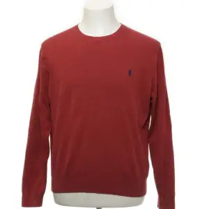 Hej, säljer denna röda Ralph Lauren tröja i storleken M (passar även S). Den är i okej skick, använd mycket ocj lite nopprig.  Nypris: 1800kr och säljs för endast 300. Hör av dig vid eventuella frågor!