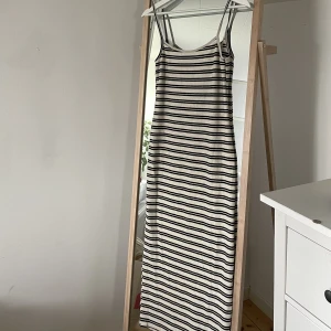Zara klänning - Randig klänning med från zara med öppen rygg. Helt ny, aldrig använd med lapp kvar. Slutsåld online.