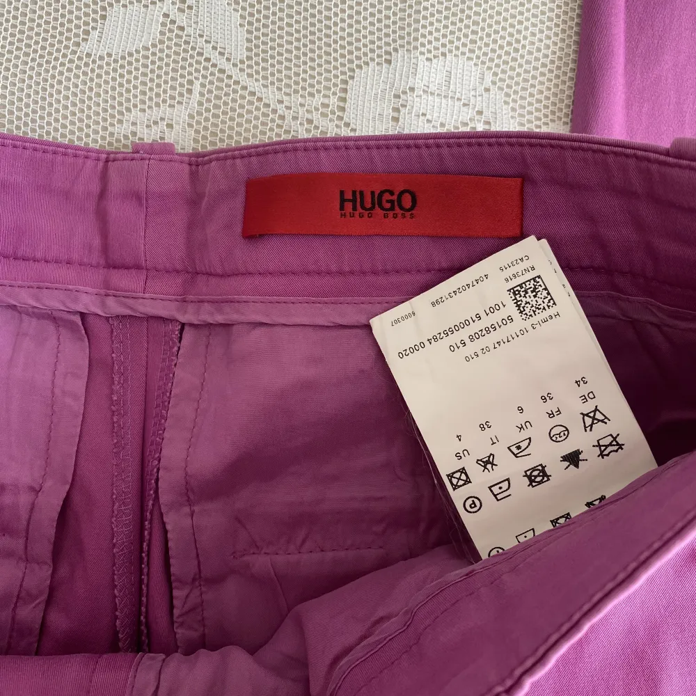 Vintage kostymbyxor från märket Hugo boss i perfekt nyskick, passar en strl 36/S, modellen är utsvängd. Jeans & Byxor.