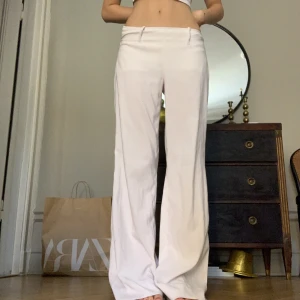 Somriga byxor!  - Innerbenslängd 83cm, midjemått 35cm🤍De ha några fläckar på sig nu men ska tvätta o se ifall de går bort! 