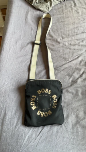 Hugo boss väska  - Säljer min Hugo boss väska för använder inye den. De är i topp skick