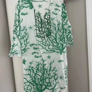 Sarong Tunika - Bommullssarong med gröna detaljer och tre kvarts ärm. 