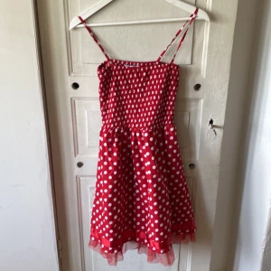 Fin klänning från Gina tricot  - En gullig klänning från Gina Tricot i storlek 34. I bra skick. Kolla gärna mina andra annonser :)