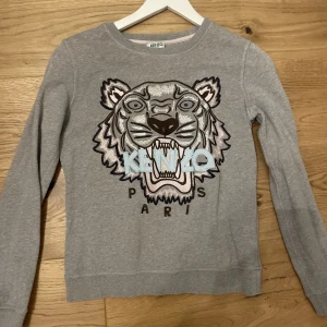 Kenzo sweatshirt - Kenzo tröja i väldigt bra skick. (Äkta) köpte den för 1500 och säljer för 400 för vill få den sålt snabbt