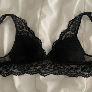 Gina Tricot bralette  - Jätte fin svart spetsbh från Gina Tricot i storlek XS. Aldrig använd🖤