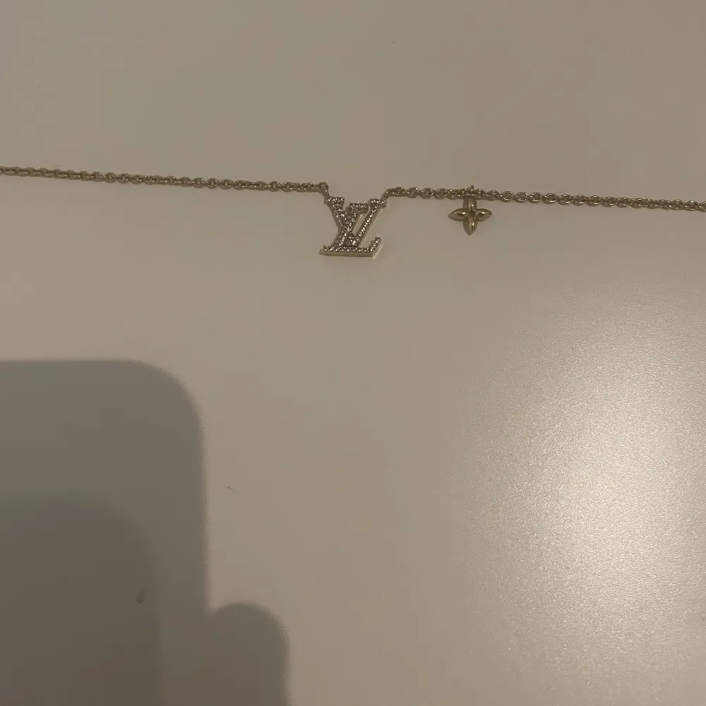 Hej nu vill jag sälja den här eftersom att jag har för många halsband och har tröttnat på den, det är en äkta Louis Vuitton halsband.. Accessoarer.