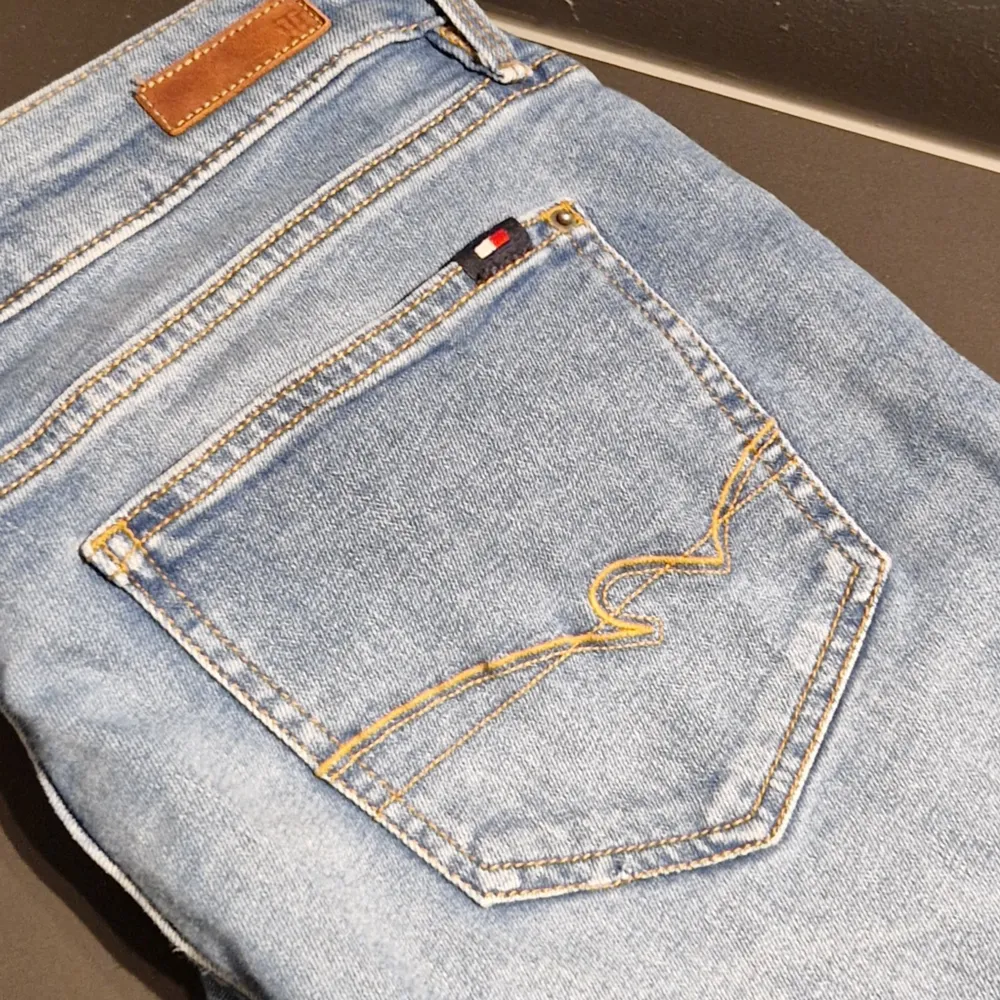 Et härliga par Tommy Hilfiger jeans. Bra skick, lite använda och varit bra tagit hand om. Slim fit och har något stretch i seg. Storlek 32. 97% organically grown cotton, 3% elastane . Jeans & Byxor.