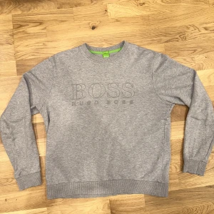 Hugo Boss Sweatshirt  - Regular fit i storlek M. Väldigt bra skick.
