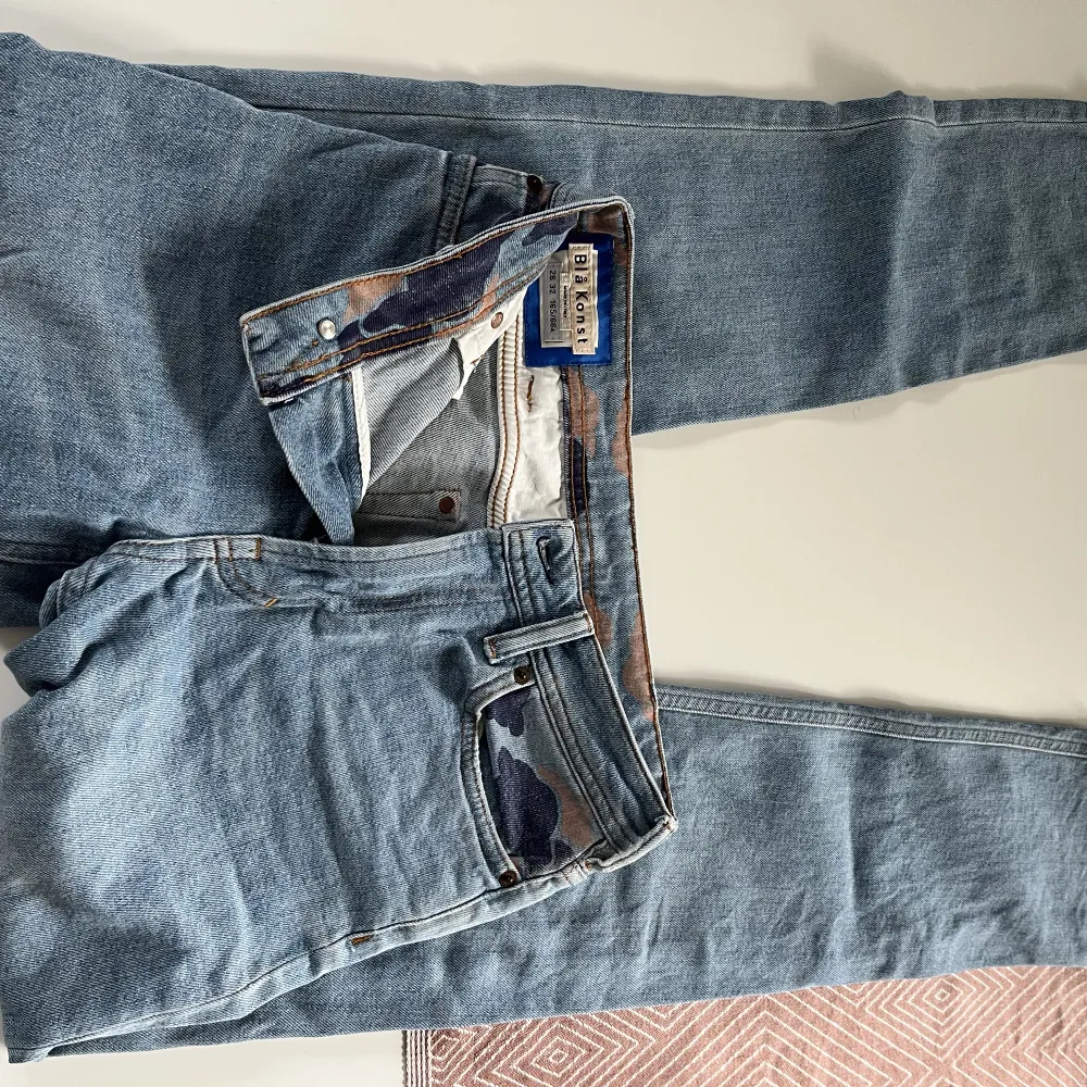 Acne jeans , blå konst 26/32. Använda endast en gång och tvättade därefter.  Som nya alltså! Hör av dig för fler bilder eller mått. Jeans & Byxor.