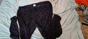 Byxor - Tajts lite skavlda men syns ej  Svarta mjukisbyxor silkes material. 50 kr styck 