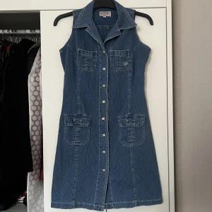 Vintage jeansklänning denimdress denim vintagekläder klänning sommarklänning  - Supersöt vintage jeansklänning! Upplevs som en strl: S, eller liten M. 
