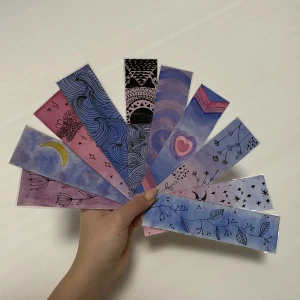 Fina handgjorda bokmärken!💓 - Egendesignade bokmärken gjorde utav papper som sedan blir inplastade! Köp din favorit och skriv om det är några frågor💞