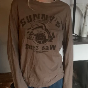 Långärmad tröja - En snygg långärmad brun tröja som har ett coolt tryck. Beiget undertyg längst ner på ärmarna och halsen. Bra basic att ha i garderoben. Tjejen på bilden är xs/s men passar även mig som e m/l💓💗💖 bra skick!