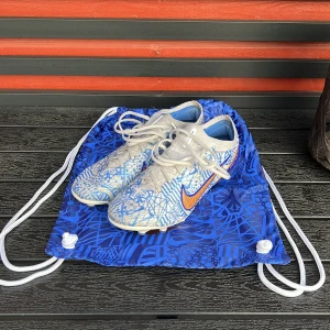 Nike air zoom vapor 15 elite CR7 - Nike fotbollskor i bra skick för konstgräs, Storlek 41. original skopåse inkluderad. Nypris 3000kr