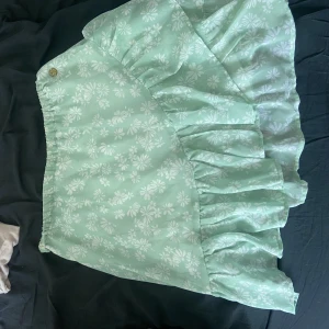 Sommar kjol🌸 - Säljer en sommar kjol använd fåtal gånger från Pernilla Wahlgren. 