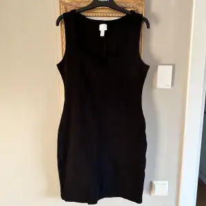 Säljer min svarta klänning från Hm i Storelk M😍 Använd max 1 gång då jag köpte utan att prova och den va för stor🙈Dock superfin😍