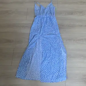 Säljer denna blå möstrade klänningen i storlek S från shein! köpt våren 2022 och endast provad då den inte kommit till användning💞