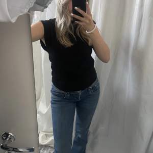 Mörkblåa lågmidjade Jeans från LTB i modeller ”valerie”. Inte mycket använda. Lite för långa på mig som är 162 cm. Finns fler bilder privat! Storlek 28/32.