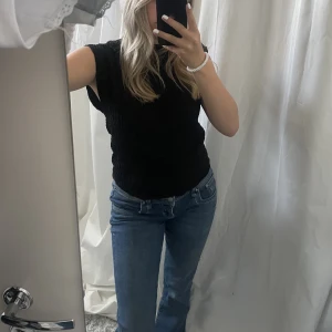 Jeans från LTB ”valerie” - Mörkblåa lågmidjade Jeans från LTB i modeller ”valerie”. Inte mycket använda. Lite för långa på mig som är 162 cm. Finns fler bilder privat! Storlek 28/32.