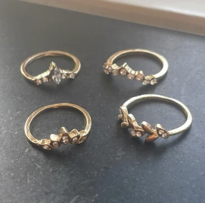 Ringar  - Snygga guld ringar till bra priser. Olika priser på ringarna men det står på bild 2. Skriv vid intresse💕PS: Man kan köpa ringar från flera olika annonser. Kontakta mig och skriv vilka så löser vi det❤️