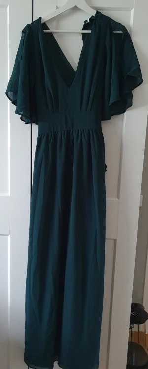 Festklänning  - Vacker festklänning med otroligt fint fall!