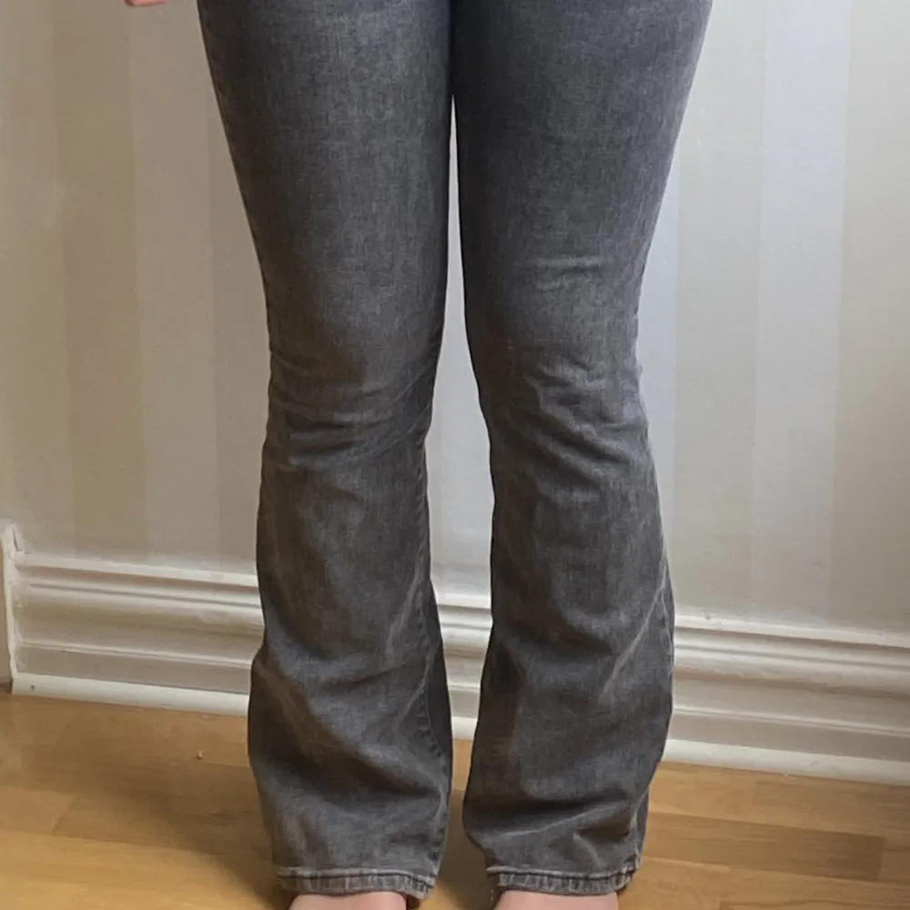 Hej 💘Jag säljer ett par bootcut jeans ifrån ginatricot! Jeansen är köpta i höstas och har använts men är i fint skick utan några defekter. Hör av dig vid intresse och prisförslag! Budgivning startad om flera personer är intresserad🤍. Jeans & Byxor.