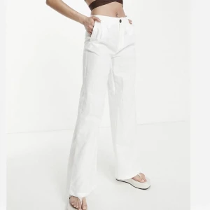 Bershka linnebyxor  - Helt nya med lappen kvar. Sitter skit snyggt och är super i längden är 1,63 som preferens. Säljer då inte min stil men köpta här på plick💞