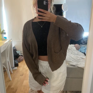 Brun kofta - En brun stickad kofta, passar både S/M   Säljer då jag inte använder den men superfint skick använd bara en gång