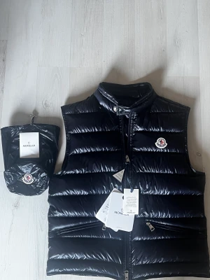 Moncler väst - Säljer en helt ny monclerväst eftersom den satt lite tajtare en vad jag hade trott. Fick den för ett jättebra pris eftersom jag har familj som jobbar Moncler.  Färgen är mörkblå.  Fråga gärna frågor för fler bilder osv. 