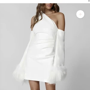 vit fin klänning - jätte fin klänning från livoka, använd 1 gång så i nyskick