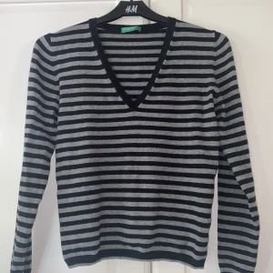 Randig långärmad.  - Randig långärmad. Passar XS & S. Av märket United colors of benetton. 