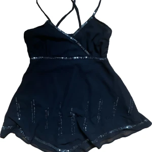 Glittrigt linne - Superfint linne med paljetter köpt second hand så ingen lapp men passar xs kanske s 💕Skriv för bilder på 💗