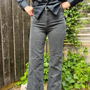 Filippa K Jeans - Snygga och supersköna byxor från Filippa K. Uppsydda, lagom för någon som är 160-163 cm. Modellen heter Amy Vintage och stl. small.