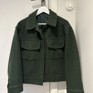 monki jacka - säljer denna monki jacka i mörk grön. storlek S. väl använda