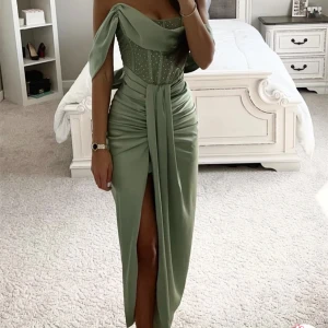 KLÄNNINGAR SÖKES - Har ni något liknande? Gör gärna av er