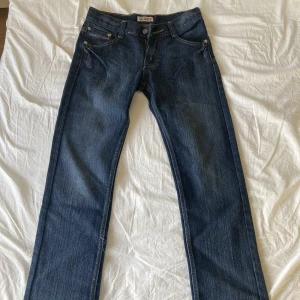 Vintage jeans low waisted - Säljer vidare mina jeans som jag köpte här på plick, de passade inte mig som är 175 men passar de som är under 170💓 fint skick, inget fel på dem