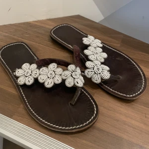 Bruna sandaler med detaljer - Bruna somriga sandaler med gulliga pärldetaljer. Nästintill oanvänd, så i fint skick