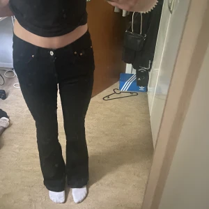 Lågmidjade svarta jeans - Lågmidjade svarta jenas från ginatricot. Stolek 34 och har mycket stretch, använda fåtal gånger. Nypris är 499