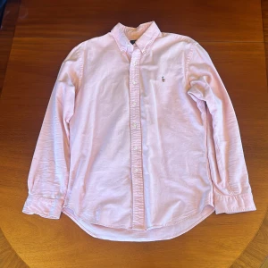 Skjorta, Ralph Lauren - Klassisk rosa skjorta från Ralph Lauren! Bra skick.   Slim Fit