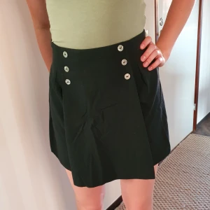 Kort byxkjol - Säljer denna helt underbara byxkjol, man kan ha roligt och vara fin utan bekymmer. Fint skick. Beklagar att byxkjolen inte är struken på bilden...