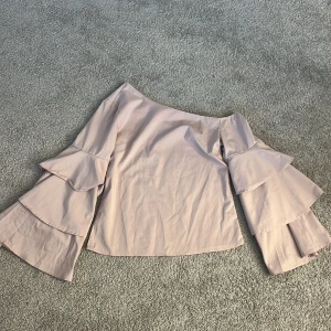 Off shoulder blus  - As snygg ljusrosa off shoulder blus med volang armar💓💓