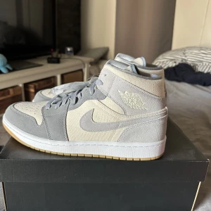 Jordan 1 ”COCONUT MILK PARTICLE GREY” Mid - Helt nya - aldrig använda eller testade Kvitto finns digitalt från Nike! Pris kan diskuteras