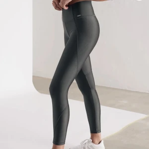 Aimn tight strl M - Endast använda 1 gång. Så som i nyskick.  Lite skimriga i materialet, mörkgrå. 