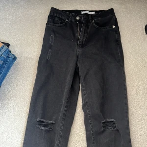 Jeans  - ”Boyjeans” lite bredare om man ska säga så helt oanvända säljer pga för stora vid mer information hör av dig 